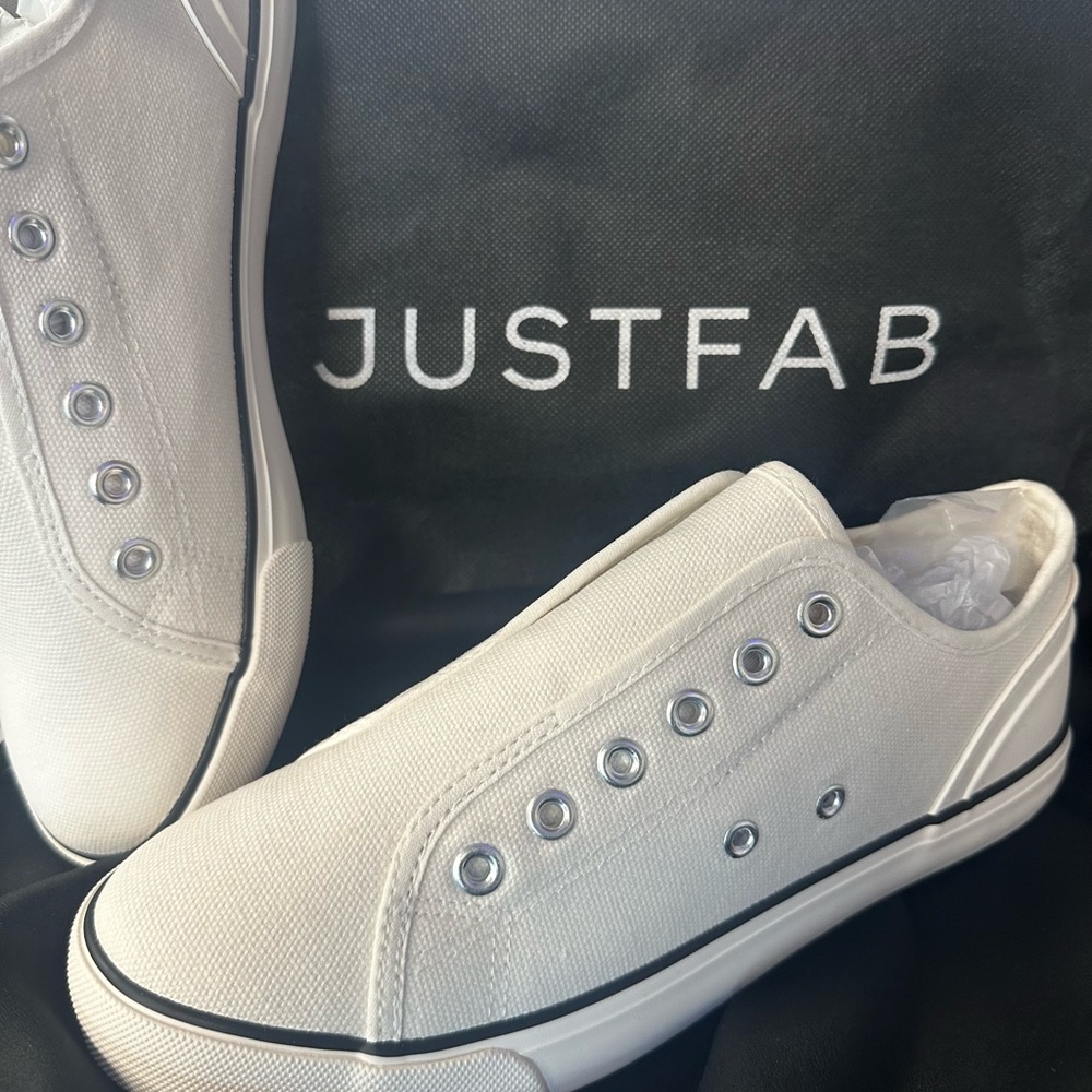 Ladies Sneakers: JustFab NWT chill out, bright white recycled canvas US size 7